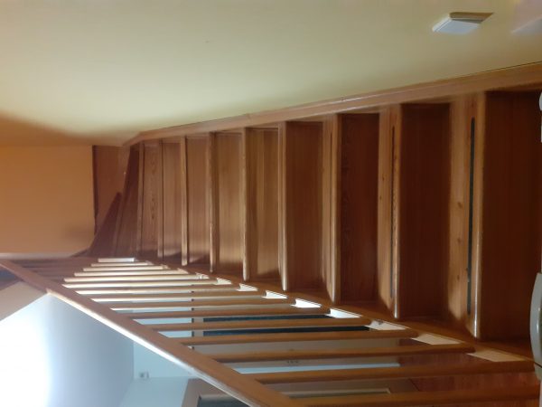 náhled Schodiště borovice, dobrý stav, 14 schodů a zábradlí